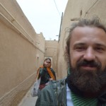 Šeit gribu parādīt Karinčika attieksmi pret lietām - visai pasaulei rāda vidējo pirkstu, hahah. Es tikai gribēju mums skaistu kopselfiju, kurā redzams, kā vazājamies pa šaurajām Jazdas ielām, bet - figuški! Vidējais pirksts!