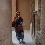 Taisot selfijus un staigājot pa mazajām ielām, pamanījos apmaldīties. Kāpēc saku "pamanījos" nevis "pamanījāmies"? Tāpēc, ka es kā vadonis lepni eju pa priekšu, kamēr Karīna, nepārtraukti grauzdama saulespuķu sēklas (un rādīdama vidējos pirkstus), akli seko. Paskat, kā nāk ap līkumu, kā tāds supervaronis, haha! Es speciāli pagāju ātrāk un aiz stūra gaidīju, ar bildēšanai sagatavotu aparātu, ja kas.