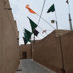 Re, re, rekur divi garie minareti! It kā zinu, kurā virzienā tagad jāiet, bet tur nevar aiziet! Jāiet obligāti pa kreisi, citu ceļu nav. Tad pa labi, tad bišķiņ pa labi, tad atkal pa kreisi u.t.t. Pēc kāda brīža atkal nezinu, kurā virzienā ir lielā mošeja. Telefona GPS arī īpaši nepalīdz - pirmkārt, atrašanās vieta diezgan neprecīza priekš tik mazām ieliņām, otrkārt, mūsu Jazdas karte nav tik detalizēta, lielākā daļa mazo ieliņu tur nemaz nav!