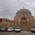 Ahā! Reku iznācām pareizi! Īstenie ceļotāji bieži vien mēdz teikt, ka "apmaldīties mazajās Parīzes ieliņās" ir īsteno ceļotāju īstenā ceļojuma īstenā jēga. Parīzes nosaukumu, ja kas, var aizvietot ar jebkuru citu skaisto pilsētu. Bet - mūsu un Jazdas gadījumā tā maldīšanās ir tāda, ka abās pusēs ir apmēram 3-5 metrus augsta smilšapmetuma siena un viss. Un nekā cita. Pirmās trīs minūtes ir inčīgi, bet baigi ātri apnīk.