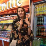 Pēc lielās maldīšanās jānāk iestiprināties. Tā kā jau pēc stundiņas ir paredzēts lielais brauciens uz tuksnesi, ēšanai daudz laika nav, un mums ierasto falafeļmaižu vietā nākas pirkt vistu maizes, kas garšo divreiz sūdīgāk, bet vismaz cena arī ir divreiz augstāka. Tomēr galvenais iemesls, kāpēc rādu mūsu iestiprināšanās pauzi, ir šī kundze. Atnāca ar mums iepazīties, parādīja telefonā visas savas skaistākās bildes un labprāt arī nopozēja mūsu fotoaparātam. Ievēroji pozu? Tas tā, lai visas rotiņas var redzēt! Poza gan vēl jāatstrādā, jo nevar redzēt zelta ķēdes, kas ap kaklu, kā arī visus auskariņus. Bet vismaz zelta rokassprādzes gan! Persietēm patīk zelts!