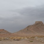 Dodamies uz tuksnesi, bet pa ceļam klusuma torņi. Re, tās konusveidīgās būves kalnu galos? Reiz sen senos laikos zoroastrieši meta tajos savus aizgājējus, galvenokārt tāpēc, ka gan zeme, gan uguns zoroastrismā tiek uzskatītas par svētām lietām, līdz ar to tādas izvirtības kā līķu aprakšana zemē vai sadedzināšana izpaliek. Labāk visus mīļos samest torņos, kur tos noēd maitasputni.