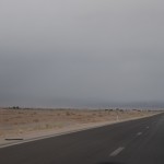 Labi, lai tie līķi paliek savos torņos, mēs dosimies uz tuksnesi. Paskat, cik labs ceļš, lai gan visapkārt tuksnesis! Liktos, ka ceļam visu laiku jābūt zem smiltīm, bet - nekā! Izskatās gan, ka taisās uz lietu.