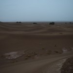 Reku tur lejā pavisam maziņš Karinčiks. Vienmēr, kad ejam tuksnešos, dalāmies komandās - viņa tuksnesī grib baudīt klusumu, nevis manu nemitīgo pļurkstēšanu. Kamēr es - es gribu nemitīgi pļurkstēt. Ja pļurkstēt nevar, tad obligāti jāuzkāpj visaugstākajā kāpā!