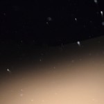 Drīz jau klāt ir pavisam tumsa, un tā kā tuksnešus neviens neizgaismo, un zvaigznes diemžēl arī nav pieejamas, savu sievu no tuksneša dzīlēm varu dabūt ārā tikai vadoties pēc balss un zibsnījot fotoaparāta zibspuldzi. Re, reku jau nāk!