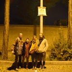 Kad atgriežamies Jazdā, protams, jānofočē obligātā kopbilde. Mūsu šoferis, šķiet, ir vēl švakāks fotogrāfs nekā es. Bet ko gribēju pateikt - mūsu irāņu biedri no Mešhedas tiešām bija ļoti jauki, izglītoti un ne pārāk reliģiski ļaudis. Izstāstīja mums par Irānu visu ko, ko pirms tam vēl nebijām paspējuši dzirdēt. Mēs gan laikam viņiem pārāk neiepatikāmies - atstājām savu numuru, bet norunāto zvanu pēc pāris dienām, kad paši būsim Mešhedā, tā arī nesagaidījām. Tā arī zināju, ka vajag pierakstīt arī viņu numuru. Tad gan viņi nekur nebūtu izsprukuši!