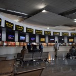 Arī iekšā pirmajā mirklī izskatās kā pie cilvēkiem. Turklāt pie visām sienām miljons kontaktligzdas, pilnas ar elektrībām. Tas labi, jo līdz autobusam jāgaida pāris stundas, bet nevaram taču tērēt mums tik dārgās (un autobusos noderīgās) datoru baterijas kaut kādām filmu lūrēšanām autoostās! Irānā nav vienas centralizētas biļešu pirkšanas sistēmas, pie katra lodziņa darbojas cita autobusu kompānija. Biļeti var pirkt no jebkuras - cenas neatšķiras, bet komforts/serviss gan. Tāpēc iesaku visiem vienmēr pirkt biļeti no Hamsafar (autobusu izvēlēšanās principus un citus trikus stāstījām jau <a href="http://www.karijs.lv/apcelot-iranu-pasu-spekiem-labi-un-slikti-padomi/" target="_blank">praktisko padomu rakstā</a>).