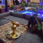 Vakarā savā glaunajā hotelī pasūtām lielo tēju, esam taču nosaluši no lietainā tuksneša! Kad pasūtījām lielo tēju, neiedomājāmies, ka tā būs TIK liela! Un ar visu patvāri! Lielākā tēja, ko jebkad esmu dabūjis!