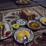 Vēl izdomājām uzdzīvot - tā kā drīz pametīsim Irānu, gribējām vēl pēdējo reizi riktīgi izbaudīt irāņu ēdienus. Izrādās, ka restorānos, lai arī salīdzinoši diezgan glaunos, ēdieni nav ne uz pusi tik garšīgi kā mājās, īstām persiešu mājsaimnieces rokām gatavotie. Protams, sabēdājāmies, ka notriecām tik daudz naudas (teju desmit eirikus!!!), bet, tā kā Irānā vispār grūti iet ar nosprausto divdesmit eiriku ievērošanu, tas tik tāds spļāviens jūrā vien ir!