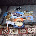 Brokastu (bezmaksas ēdiens, jēēeēēššš!) laikā cītīgi rakstām kartītes, ko sūtīt mājup. Pagaidām gan šķiet, ka neviens, kas dzīvo Latvijā nav, tās saņēmis. Polijā un Zviedrijā kartītes nogādātas vajadzīgajās adresēs 1-2 nedēļu laikā, bet no Latvijas ziņu nav! Velna Latvijas Pasts!