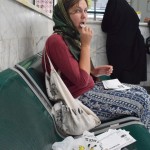 Reku pierādījums, ka tiešām nekrāpjamies, visām kartītēm godīgi uzlīmējam markas - starp citu, visas pasta procedūras ar marku pirkšanu u.t.t., pretēji mūsu pareģojumiem, aizņēma vien pāris minūtes. Pastā strādā vīrs, kurš runā angliski!