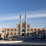 Amira Čahmaka komplekss, tajā ēkā iekšā esot viss normālai dzīvei nepieciešamais - pirts, auksta ūdens aka, mošeja, karavanserija un saldumu bode. Vēl runā, ka visi ceļinieki var mierīgi uzkāpt pašā ēkas augšiņā. Mēs gan neko no tā neredzējām/neatradām. Iegājām pa galvenajām durvīm, un tur mūs sagaidīja jau iepriekš redzētā galerija, kā arī vēl pāris ēstuves, kas pasniedz aknu gabalus uz iesma. Smuki jau, protams, bet, nu, nekas tāds. Starp citu - abās malās ir piebūvētas papildu galerijas (kreisajā pusē var redzēt), tās paredzētas aizsardzībai no satiksmes. Re, kā irāņi rūpējas par saviem pieminekļiem.