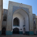 Tieši blakus Amira Čahmaka kompleksam ir tādā pašā vārdā nosaukta lielā mošeja. Tāpat kā komplekss, arī šī mošeja sagādāja vilšanos - izrādās te notiek rekonstrukcija.