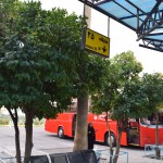 Biļeti, protams, nopirkām no Hamsafar, tāpēc pat autobusa iekāpšanas vieta ir skaistāka, aprīkota ar apelsīnu kokiem un uzrakstiem angļu valodā.