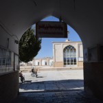 Es nezinu, kas ir aiz šīs vārtrūmes, bet virs tās karājas uzraksts "Entry of miscell anous peopls is forbiden." Man šķiet, ka es varētu būt viens no tiem pīpls, tāpēc labāk iekšā negāju.