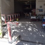 Svaru veikals! Es ceru, ka te var nopirkt svarus uz svara. "Man, lūdzu, 800 gramus svaru." Hahahah! Bet seriously, kāpēc svaru veikalam ir vajadzīgs tik milzīgs skatlogs? Un kāpēc vispār svaru veikals atrodas pašā pilsētas centrā? Viņi cer uz impulsa pirkumiem?