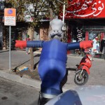 Paskaties, kāds piepūšamais pavārs! Ja mums budžets būtu vismaz bišķiņ lielāks, es noteikti ieķertos šāda mārketinga tīklos! Tik dusmīgs! Gandrīz vai bail neiet pie viņa papusdienot.