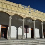 Neviens īsti nezina, cik tieši sens ir zoroastrisms, bet visi nezinātāji kā viens apgalvo, ka tā točno ir visvecākā monoteistiskā (tāda, kas tic vienam dievam, nevis veselai dievu bandai kā ēģiptieši vai grieķi) reliģija pasaulē. Arī paša Zoroastra - zoroastrisma pravieša - dzimšanas dati nav īsti zināmi, bet tiek minēts, ka tas varētu būt jebkad starp 2000. un 600. gadu pirms mūsu ēras. Diezgan plašs tāds diapazons. Pirmās rakstītās liecības par zoroastrismu parādās tikai 5. gadsimtā pirms mūsu ēras, bet jau tajos rakstos minēts, ka šī nu gan ir viena sena ticība. Ja nekad neesi dzirdējis vārdu Zoroastrs, droši vien kādreiz vismaz būs nācies saskarties ar Nīčes darbu "Tā runāja Zaratustra." Zaratustra tas pats Zoroasters vien ir, var saukt tā un var šitā, kā katram ērtāk. Zoroastera dzimtajā avestiešu valodā viņš saucas apmēram Zaratuštra, bet laika gaitā caur visādām grieķu un citām muļķīgām valodām tas pārveidojies par Zoroaster.