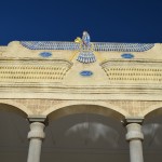 Virs tempļa ir vislabākais un skaistākais zoroastrisma simbols Faravahars. Šis simbols pastāvējis jau kādu laiciņu pirms zoroastrisma (tikai, šķiet, bez bārdainā vīra viducī), bet zoroastrieši to papildinājuši ar visādiem riņķīšiem, bļembukiem un strīpiņām. Pēcāk, Pahlavu dinastijas laikā šis pieņemts arī par visas Persijas simbolu. Tagad neviens vairs īsti neatceras, ko katrs no simbola elementiem apzīmē, un visur atrodamie skaidrojumi parasti ir ne vecāki par divdesmito gadsimtu, tātad - nav patiesi.