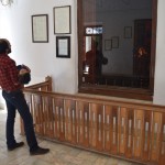 Svarīgākā lieta templī, protams, ir uguns (varbūt uzreiz nevar tā ieraudzīt - jāmeklē aiz stikla, labajā pusē). Šo uguni sauc par Ataš Behram jeb Uzvaras uguni - tā ir vislepnākā uguns no visām. Esi dzirdējis par mūžīgajām liesmām visādos tur nacisma upura memoriālos un tā? Salīdzinot ar šo brīnumu, necik vis mūžīgas tās pagaidām nav - runā, ka šī nav nodzisusi jau kopš apmēram 470. gada. Tas ir pusotru tūkstoti gadu!!! Tādas uzvaras ugunis (un līdz ar to zoroastriešu uguns tempļi) kopā pasaulē ir deviņas, no kurām pārējās astoņas atrodas Indijā (Persijas Impērija ar visu savu Zoroastrismu agrāk bija ĻOTI liela). Šādu uguni aizsākt arī nav nemaz tik vienkārši. Sākumā vajag visu 16 tipu ugunis - zibens uguni, kremēšanas sārta uguni, pavarda uguni, kalēja uguni, nu, tu saprati domu, baigā darīšana. Tad katra uguns atsevišķi tiek attīrīta īpašā rituālā, un beigās notiek īpašs ziedošanas pasākums, kurā piedalās 32 priesteri un tas var ilgt pat gadu. Nav brīnums, ka viņi tik ļoti ilgi sargā, lai tā nenodziest, baigā darīšana jaunu iekurt. Nav gluži parastais Jāņu ugunskurs.