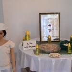 Blakus templim ir maziņš zoroastrisma muzejiņš, kurā izstādīti visi reliģijai piederīgie aksesuāri, piemēram, bērna manekens, haha. Zoroastrisms nav "obligātā" reliģija (atšķirībā no vienas otras mūsdienu monoteistiskās kultūras), katrs cilvēks var izvēlēties būt par Zoroastra sekotāju vai nē, bet viens noteikums tomēr ir - tas jāpaspēj izdarīt līdz 15 gadu vecumam, pēc tam jau par vēlu. Tāpēc vecāki savus bērnus kopš septiņu gadu vecuma visādi saģērbj, māca lasīt Avestu (zoroastriešu bībele, pēc tās nosaukuma nosaukta arī visa valoda, jo īpaši nekādu citu rakstu darbu šajā valodā nemaz nav), etc.