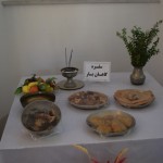 Zoroastrismā ir kaudzēm reliģisku svētku, bet vissvarīgākais ir Novrūzs ("Irāņu jaunais gads"), ar kuru apmēram pavasara ekvinokcijas brīdī sākas jauna dzīves sērija. Tāpēc te izstādīti visādi tradicionālie Novrūza ēdieni. Protams, pārklāti ar plēvi, lai nepaliek veci, haha. Cik, diez', bieži viņi maina ekspozīcijas ēdienus?