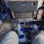 Un paskaties, kāds legrūms! Es ar savām drausmīgi garajām kājām nevaru pat aizsniegties līdz kāju paliktnītim, kas ierīkots zem nākamā krēsla.