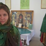 Re, Karīna pavisam netīšām uzvilkusi tādu pašu lakatu, kā manekenei-Zaratustras sekotājai. Ja kādu brīdi es jau sāku šaubīties, vai Karīna nav pa kluso pieslējusies musulmaņu rindām, tad tagad manu šaubu apjoms dubultojas. Šķiet, ka aizmirsu pastāstīt pašu galveno - dievu zoroastrismā sauc par Ahura-Mazda. Dievs, līdzīgi kā kristietībā, ļaudīm nodevis vairākus "baušļus" - noteikumus, kas obligāti jāievēro. Liekas, ka jūdaisti (un pēc tam no viņiem arī kristieši) diezgan daudz ideju aizņēmušies no zoroastrisma. Tā vispār ir interesanta tēma, bet, tā kā mans formāts neļauj pārāk iedziļināties, ļaušu interesentiem pašiem izgūglēties pēc sirds patikas.