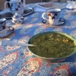 Vakariņās - vistradicionālākā un vietējākā zupa no visām! Vismaz tā apgalvo restorāna ēdienkarte - šo zupu varot dabūt tikai Jazdā. Nosaukumu diemžēl neatceros, bet garšu gan. Ļoti laba. Uzmini, ar ko vakariņojam kopā?