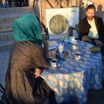 Kā tad - ar Sebastianu un Doroteju - tiem pašiem vāciešu draugiem, kuri pēdējo nedēļu laikā bildēs parādījušies jau daudzkārt. Viņi gan bija jau devušies Omānas virzienā, bet, tā kā notikusi nelaime ar automobili, pagriezušies atpakaļ un apstājušies uz remontu tieši Jazdā. Nu, tad ieturam pēdējās kopīgās vakariņas. Vismaz pēdējās Irānā, kas zina, kur vēl kādreiz tiksimies!