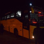 Sjo, pietiek māžoties, mums laiks doties tālāk. Pēdējais galamērķis Irānā - Mešheda. Šoreiz bijām vieglprātīgi un izvēlējāmies biļetes pie cita autobusu operatora (nevis labā, skaistā, mīļā Hamsafar), un par savu kļūdu samaksājām. Nejau naudiņās - cenas, kā jau minēju, visiem uzņēmējiem vienādas, bet serviss - gan ne. Pirmais pārsteigums pēc ierašanās autoostā - mūsu autobuss izbraucis jau pirms stundas, lai gan, būdami veci un piesardzīgi, autoostā ieradāmies vēl stundu pirms izbraukšanas laika. Nekas, vīri mums izlīdzēšot (neskatoties uz to, ka mūsu vainas te nav vispār, viņi vienalga to uzskata par izlīdzēšanu) - lecam iekšā mazā sedanā, dzenamies pakaļ autobusam. Pēc apmēram stundas pakaļdzīšanās, noķeram to kādā netīrā ceļmalas ēstuvē. Droši vien ēstuves īpašnieks pamatīgi piemaksā operatoram, lai apstātos tieši pie viņa.