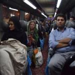 Nākamais pārsteigums - autobuss ir pārpildīts, nevaram sēdēt blakus, Karīnai jāsēž ar kundzēm, man ar kungiem. Autobuss arī nav ne uz pusi tik ērts un skaists kā iepriekš pieredzētie, bet tas būtu sīkums. Personāls pret mums izturas nejauki, mūsu iebildumos neklausās (varbūt tāpēc, ka nesaprot angliski, haha).