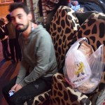 Vēl nākamais pārsteigums - nepietiek ar to, ka nevarēsim sēdēt blakus, man ierādītā sēdvieta ir šī te, blakus šoferim, tā, kurā parasti sēž gidi un grupu vadītāji. Visneērtākā vieta ever. Varbūt izklausos pēc baigā nīdekļa, bet - mums ceļā jāpavada vismaz 15 stundas, turklāt vienīgās izkāpšanas durvis ir šeit, blakus manam atvāžamajam krēslam. Kas nozīmē, ka, ja arī man izdosies cietajā, teju 90 grādu stāvoklī esošajā krēslā aizmigt, tāpat katrā zaļajā pieturā būs jāceļas augšā, jāpalaiž izkāpēji/iekāpēji. Un tādas pieturas ir diezgan biežas. Miglainais džeks man blakus ir Mustafa, bet par viņu parunāsim vēl vēlāk. Ā, starp citu, īstajā dzīvē viņš nemaz nav tik miglains, viņam vienkārši nepatīk bildēties, tāpēc pēc iespējas cenšas no tā izvairīties.