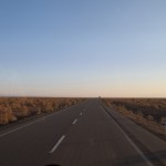 Pēc šausmīgas nakts autobusā rīts tomēr nav tik bēdīgs, kā varētu izlikties. Sēžu pašā priekšā, pie lielā autobusa loga un mierīgi varu meditatīvi skatīties nepārtraukti taisnajā tuksneša ceļā! Forši.