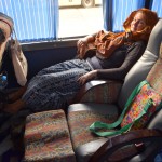 Bet kam man kāju paliktnītis, ja varu krēslu pārtaisīt gandrīz par gultu! Vai tev kādreiz ir sanācis braukt TĀDĀ autobusā? Man točno nē! ā, un otrajā rindā ir tikai viens krēsls, tā kā pietiekoši daudz vietas ir arī platumā.