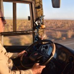 Abi šoferi (brauciena laikā viņi samainījās vietām, šķiet, kādas četras reizes) iekāpšanas kašķu dēļ sākumā bija mani ienaidnieki, bet pēc tam ātri vien sadraudzējāmies. Pēc pāris stundām jau drīkstēju likt kājas uz paneļa, vēl vēlāk man ik pa brīdim piedāvāja tēju (tiesa gan vienmēr atteicos), uzdeva visādus jautājumus (atbildēt nevarēju, jo nerunāju persiešu valodā) u.t.t.