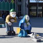 Urā, Mešheda! Šādi pieminekļi mūs sagaida autoostā. Lai gan beigās nemaz brauciens nebija nemaz TIK briesmīgs pārdzīvojums, mana vecā miesa tomēr domā citādi - viss sāp, nav spēka, gribas gulēt. Tāpēc izdomājām iet uzreiz pa taisno uz kādu lētu naktsmītni un likties uz auss. Haha, nekā! Pa taisno uz lētu naktsmītni nolikt somas, un - aidā - Mešhedas pētīšanā.