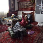 Zini, kāpēc istabā tik daudz tepiķu? Tāpēc, ka mūsu naktsmītnes (Valis Non-Smoking Homestay) saimnieks Vali ir tepiķu meistars. Mūsu sešvietīgajā istabā saskaitīju 41 tepiķi. Četrdesmitvienu!!! Zini, kāpēc Karīna tā pozē starp tepiķiem? Es arī nē.