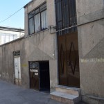 Tādā, lūk, pavisam vienkāršā mājiņā bijušais hipijs Vali ierīkojis savu Non-smoking homestay. Tikai tagad atjēdzos, ka tā arī nevienu reizi nepavaicāju - kāpēc tik ļoti jāuzsver tas Non-Smoking. Pavisam vienkārša mājiņa, mazā klusā šķērsielā, bet reizē arī pašā centrā.