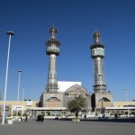 Tātad - Mešhedas un visas Irānas svarīgākais reliģiskais objekts - Imama Rezas šrains. Imams Reza, kā jau tūkstoškārt esmu minējis, ir astotais Šiītu Imams, vienīgais no visiem divpadsmit, kas apglabāts Irānā. Neskaitot Meku, Medīnu un Karbalu (tur nogalināja trešo imamu) šī ir svarīgākā Šiītu svētvieta pasaulē. Katru gadu te svētceļojumos nākot vairāk nekā divdesmit miljoni ļaužu. Šī ir arī vislielākā mošeja pasaulē pēc apjoma, un otra lielākā pēc ietilpības - vienlaikus var lūgties pus miljons ļaužu. Labs mērķis terorismam, un tieši tāpēc tiek piemēroti visstingrākie drošības noteikumi - visas somas un viss, viss, jāatstāj ārpusē, iekšpusē arī nedrīkst bildēt.