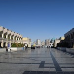 Reku galvenā iela, kas ved uz kompleksa ieeju. Tā kā bilžu no kompleksa iekšpuses man nav, varu tikai īsi izstāstīt - tur ir miljons visādas superskaistas ēkas, mošejas, bibliotēkas, lūgšanu laukumi, kapi, islāma universitāte, ēdamzāles svētceļniekiem u.t.t. Un viss tāds zeltā, spoguļos un zilajās flīzītēs. Pašu imama Rezas atdusas vietu gan mēs nedabūjām redzēt, tā apskatīšana rezervēta tikai musulmaņiem. Vispār diezgan iespaidīgi, bet speciāli braukt tādu gaisa gabalu no tuvākās interesantās vietas (Jazdas) šī dēļ vien jau nu gan īsti nav vērts. Ja nu kāds no jums kādreiz dodas no Irānas uz Turkmenistānu, tad gan noteikti piestājiet uz pāris dienām pabaudīt.