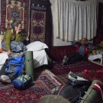 Vakarā, kad atgriežamies naktsmītnē, mājās no darba pārradies arī pats saimnieks Vali. Jā, bez hosteļa (kā tulkojas homestay?) vadīšanas Vali strādā somu, apavu remontdarbnīcā netālu no lielās mošejas. Un, protams, kā jau minēju, vēl atrod laiku arī tepiķu darināšanai. Neskatoties uz jau pieklājīgo vecumu, Vali strādā trīs darbus! Ļoti draudzīgs un runātīgs vīrs. Pa kluso kopīgi pasmējāmies par šveiciešu ceļotāju, kurš arī guļ mūsu istabā - mēs vēl viņu neesam redzējuši, bet Vali stāsta, ka esot līdzīgs misteram Bīnam, tāpēc viņš gribot kopīgi nobildēties. Jo pašam Vali visi sakot, ka viņš ir līdzīgs Luijam de Finesam.