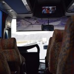 Vienīgā nelaime - mūsu un Hamsafar filmu gaume diezgan krasi atšķiras. Visu ceļu (vismaz neguļamajā laikā točno) teļļukā rādās irāņu filmas farsi valodā. Bet tas nekas - mums līdzi ir datori un austiņas. Re, cik prātīgi darījām, neiztērējuši visu bateriju jau autoostā!