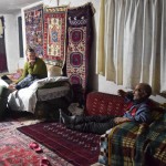 Un patiešām ir - no profila skatoties - izliets de Finess! Vali patīkot aprunāties ar visiem saviem viesiem, tāpēc noklausāmies viņa jaunības hipiju brīnumu stāstus par to, kā sešdesmitajos ar stopiem/autobusu ceļojis uz Parīzi, kā vairākkārt pavadījis labu laiku (pat diennakti) imigrācijas dienestos un ticis pratināts savas Eiropai neierastās ārienes dēļ, kā pārdevis līdzi paņemto pašdarināto tepiķi un galu galā pēc vairākām nedēļām atgriezies mājās ar to pašu naudas daudzumu, ar kādu mājas pametis (ap 300 dolāriem). Pēc sava lielā ceļojuma uzsācis pie sevis mājās uzņemt septiņdesmitajos tik populārā maršruta Londona-Deli ceļiniekus, visādus ķēmus, viens pat esot ieradies ar klasisko Londonas double-decker autobusu. Vīrs pieredzējis tiešām daudz, un stāsti ir inčīgi.