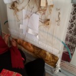 Nākamajā dienā tiekam ielūgti pie Mustafas (atceries to džeku no autobusa, kurš nemīl bildēties?) uz pusdienām. Mustafa grib atvainoties un atlīdzināt mums par savu tautasbrāļu neizdarību mūsu pārvadāšanā (neērts autobuss un tā), jo viņš visu to situāciju uztvēris ļoti sāpīgi. Diemžēl aizmirsu datorā pie Vali fotoaparāta atmiņas karti, tāpēc visas bildes no viesošanās ir bildētas ar telefonu un izskatās pagalam draņķīgi. Piedod, labi? Te Mustafas māsa demonstrē, kā īsteni persieši mājās darina paklājus. Miljons dažādu krāsu diedziņi, acu priekšā piesprausta nošu lapa, un tik pucē vaļā.