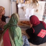 Palīgā ierodas arī Mustafas mamma, viņa esot vislabākā tepiķu speciāliste visā rajonā! Labi, to es piedomāju klāt, bet vispār viņas prasmes neviens ģimenē neapšauba. Vārds pa vārdam, joks pa jokam, kamēr arī Karīnai jāsāk darināt tepiķis.