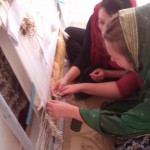 Atbildība milzīga - visi sasietie mezgli uzreiz tiek apgriezti, tātad - ja pieļauj kļūdu, viss iepriekšējais darbs vējā, jāsāk jauns tepiķis. Pēc veiksmīgi uzmestiem pāris valdziņiem, Karīna izlemj neizaicināt likteni un atstāt tepiķu lietas profesionāļu ziņā. Beigās, protams, mums tiek piesolīts, ka tikko tepiķis būs pabeigts (tas būšot pēc vairākiem mēnešiem), viņi to nosūtīšot pa pastu mums uz mājām. Dāvana. Es ceru, ka tas bija Tarofs, jo galīgi negribētos, lai tādu vērtību viņi atdod prom tikai tāpēc, ka esam ārzemnieki. Nekādi citādi jau tādu godu neizpelnījāmies.