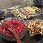 Pēc tepiķu darināšanas un pirms pusdienām laiks uzkodām. Milzonīgi daudzumi visdažādāko uzkodu, un tas viss esot mums. Neapēsto pēc tam sapakošot un iedošot mums līdzi. Un, neskatoties uz mūsu iebildumiem, tā arī izdarīja. Re, kāda granātābolu bļoda! Es nemaz nezināju, ka tā mēdz darīt - izlobīt granātābolu sēkliņas un pēc tam karotēm vien vicot iekšā! Protams, pirms tam uzberot sāli. Kurš gan ēd granātābolus bez sāls! Starp citu, iesaku pamēģināt. Ir daudz garšīgāk, nekā izklausās.