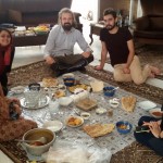 Pēc tam - pusdienas. Pusdienās, protams, vismaz trīs dažādi ēdieni, visi supertradicionāli. Mēs vienmēr palielāmies, ka viens no galvenajiem mūsu ceļojuma mērķiem ir tradicionālo ēdienu baudīšanu, tad nu katrs satiktais cenšas, cik nu vien var, lai viss būtu atbilstoši sensenām tradīcijām. Re, piemēram, tā putra kantainajā bļodā - tādu ēd tikai Mešhedā un tikai uz bērēm. Izņemot šodienu, šodien tā ir pagatavota mums par godu. Īsti nezinu, kā lai tādu komplimentu uztver, hehe.