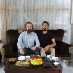 Pēc pusdienām, protams, obligātā pozēšanas fočēšanās visdažādākajās viesu/mājinieku kombinācijās. Šeit gribu uzsvaru likt uz Mustafas roku - klasisks Hover-Hand paraugdemonstrējums. Starp citu, ārpus kadra palika vēl daudz citas atrakcijas/izklaides - Mustafa mums palasīja/patulkoja dažas dzejas rindas no Hāfeza dzejas krājumiem, atbildēja visdažādākos mūs interesējošos, bet vēl neatbildētos jautājumus par korānu un islāmu vispār, Mustafas mammīte izrādīja mums savu senlietu kolekciju, izstāstījām par saviem piedzīvojumiem Irānā un citās valstīs u.t.t.